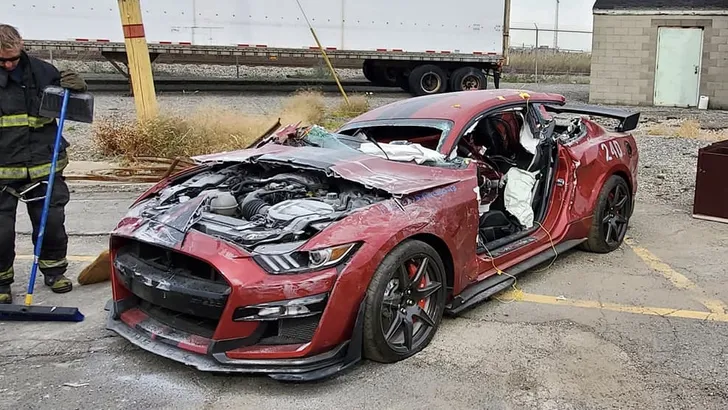Amerikaanse brandweer knipt Shelby GT500 in stukken