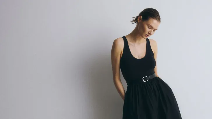 Foto van vrouw in zwarte maxi-jurk.
