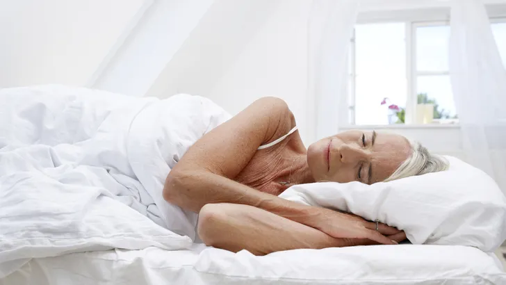 vrouw slapen bed alleen