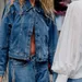 Vrouwen in stijlvolle, luchtige kleding.