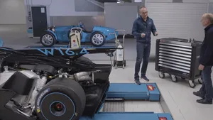 VIDEO: Bugatti kleedt de Bolide uit