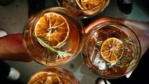 Het perfecte drankje voor Dry January? Waarom iedereen het nu over 'sparkling tea' heeft