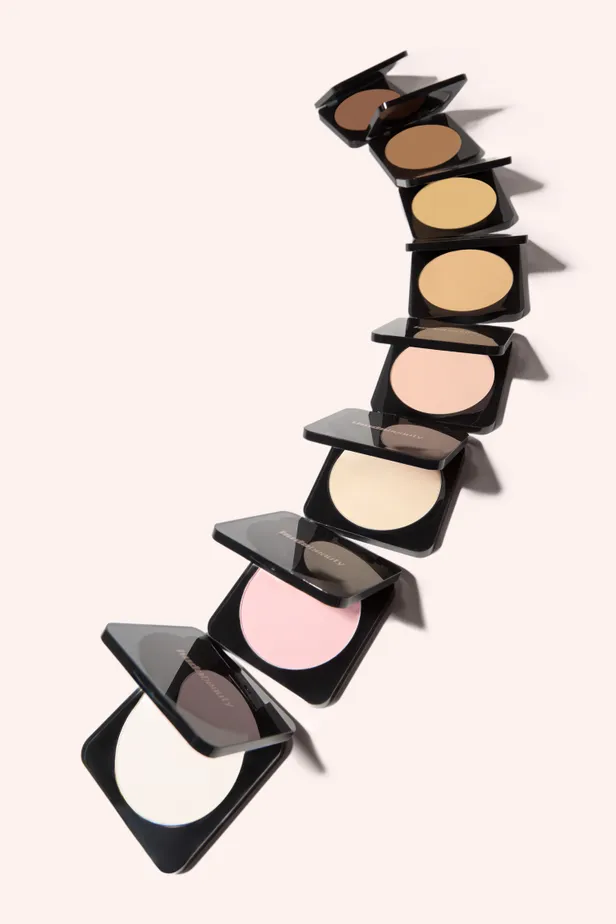 Huda’s nieuwe pressed powder is verkrijgbaar in 8 tinten 