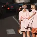 De Weekendtips van Beau Monde voor week 10 2025. – Foto van twee stijlvolle vrouwen in lichtroze bomberjacks in de zon op straat.
