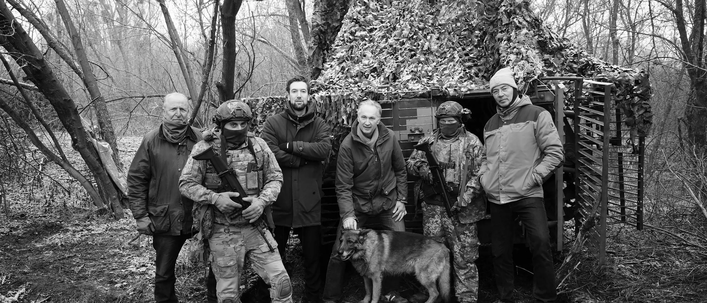Maurits Chabot (3de van links) tussen Oekraïense militairen.