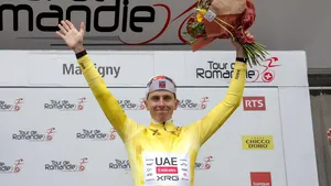Tadej Pogacar in de gele trui op het podium van de Ronde van Romandië.