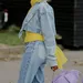 Stijlvolle vrouw in mooi denimpak.