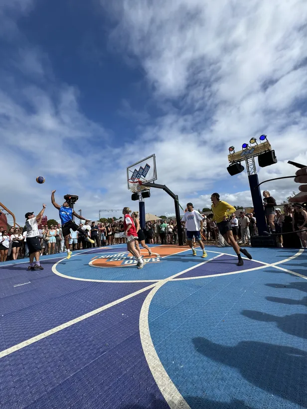 Front row tijdens basketbal bij het Rabo Clubhuis. 