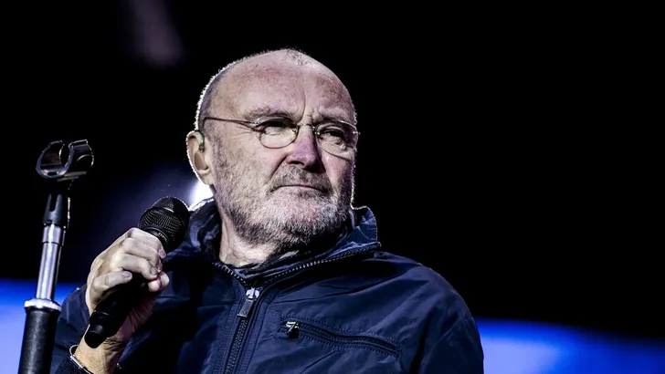 Ex van phil Collins weigert zijn huis te verlaten, huurt gewapende bewakers