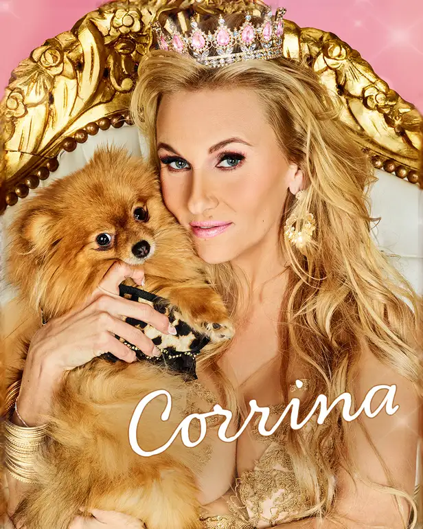 Corrina (42) is de zelfbenoemde 'queen of the camp' met haar voorliefde voor roze, glitter en héél veel aandacht.