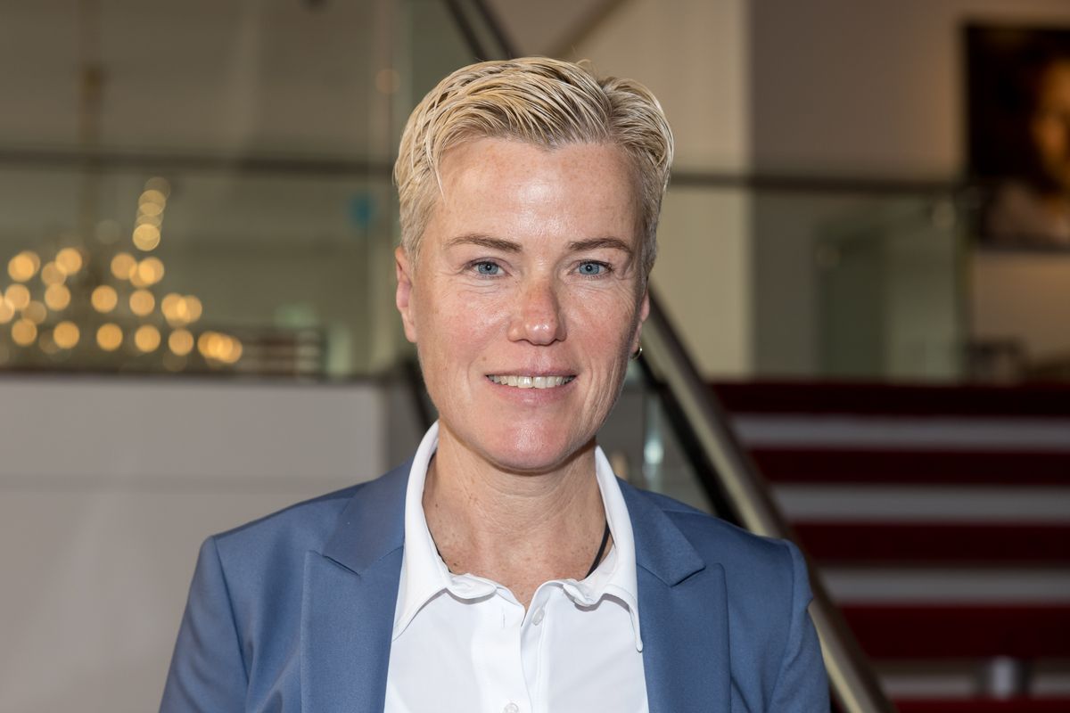 Ellie Lust over 'vreemdgaan': 'Er kan natuurlijk weleens iets gebeuren met  iemand' | Panorama