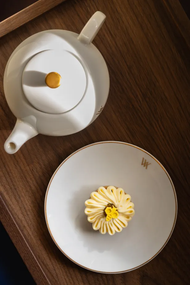 Botanical Afternoon Tea in de iconische Peacock Lounge van het Waldorf Astoria Amsterdam.