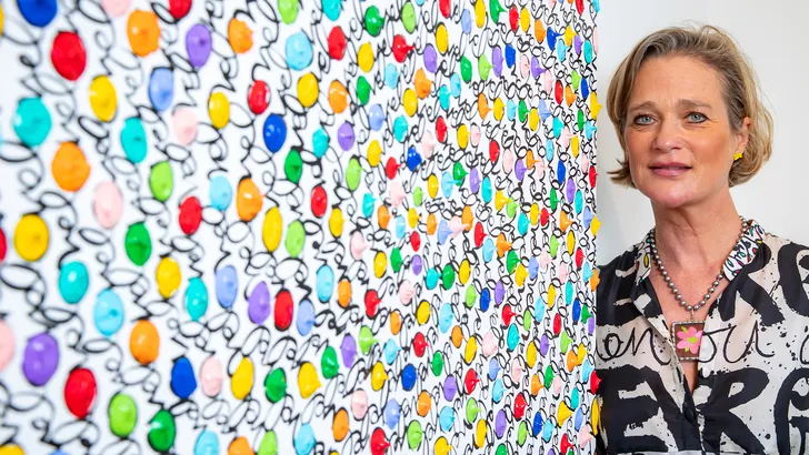 Prinses Delphine in minirok naar technofestival
