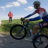 🎥 Wow! Tibor Del Grosso slalomt met wheelie langs zwoegende wielertoeristen op Eyserbosweg in Amstel | Wieler Revue