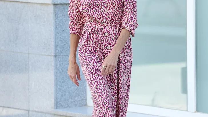 Koningin Letizia in alwéér een leuke day dress