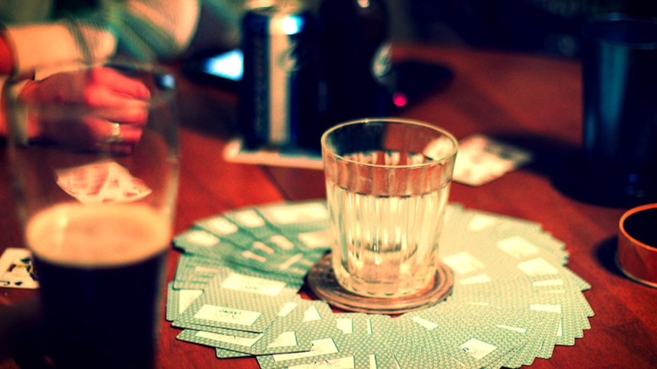 Вечер не будет скучным. Игра стаканчики алкоголь. Игра в карты пьянка. Игра стол круг. Стакан выпивка игра.