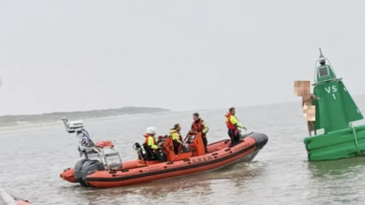 KNMR Vlieland redt man die ochtendduik nam zonder zwembroek