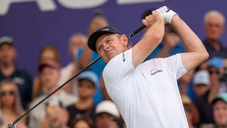 Rose geeft de jonkies golfles en breekt record Tiger