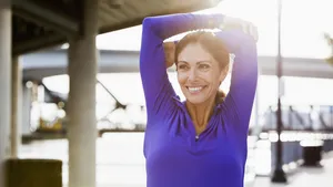 vrouw sporten stretchen lichaamsbeweging