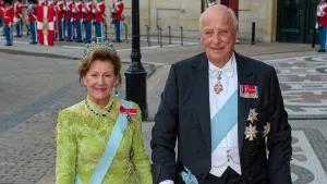 Eerste beelden serie over romance Harald en Sonja – Foto van koning Harald en koningin Sonja in galakledij, juni 2023.