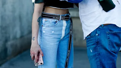 Deze H&M x Stella McCartney jeans gaat helemaal viral op TikTok – en is vanaf vandaag verkrijgbaar in Nederland