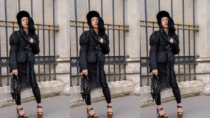 Vrouw met legging aan tijdens Fashion week