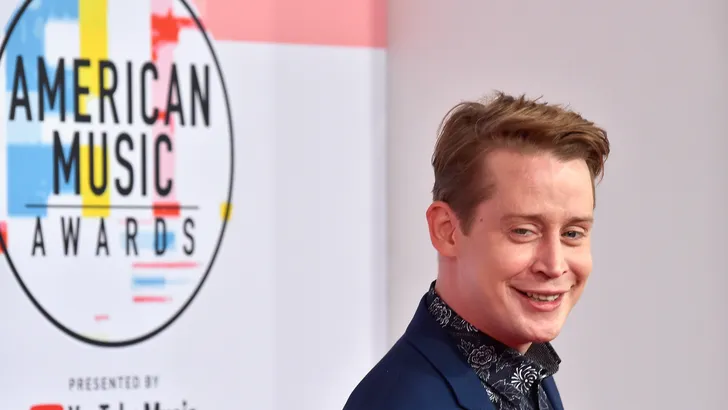 Internet wordt gek om zeldzame verschijning Macaulay Culkin