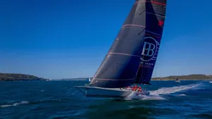 Palm Beach XI “vliegt” over Sydney Harbour met radicale C-foils