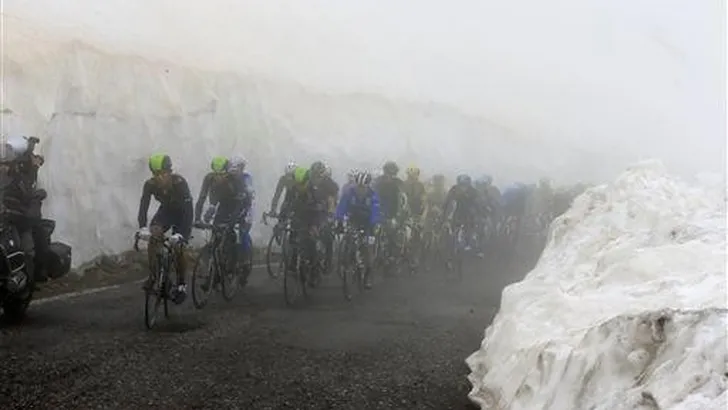 Fotospecial: Heroïsche sneeuwetappe in Giro
