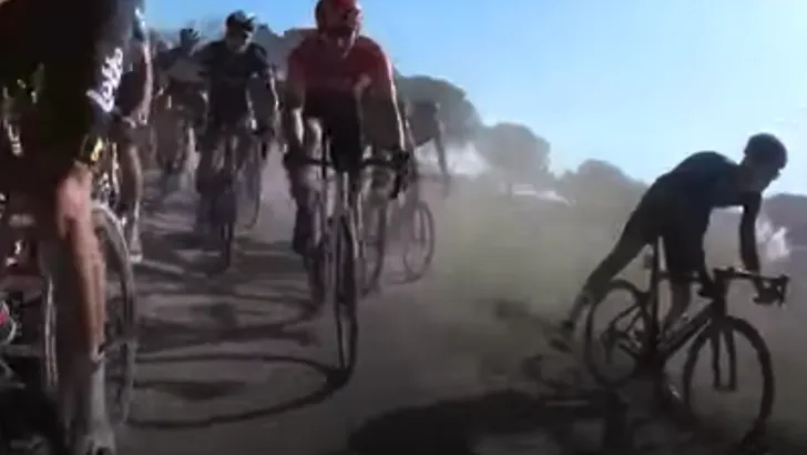 VIDEO | Zo hectisch is de Strade Bianche voor renners en ploegleiders