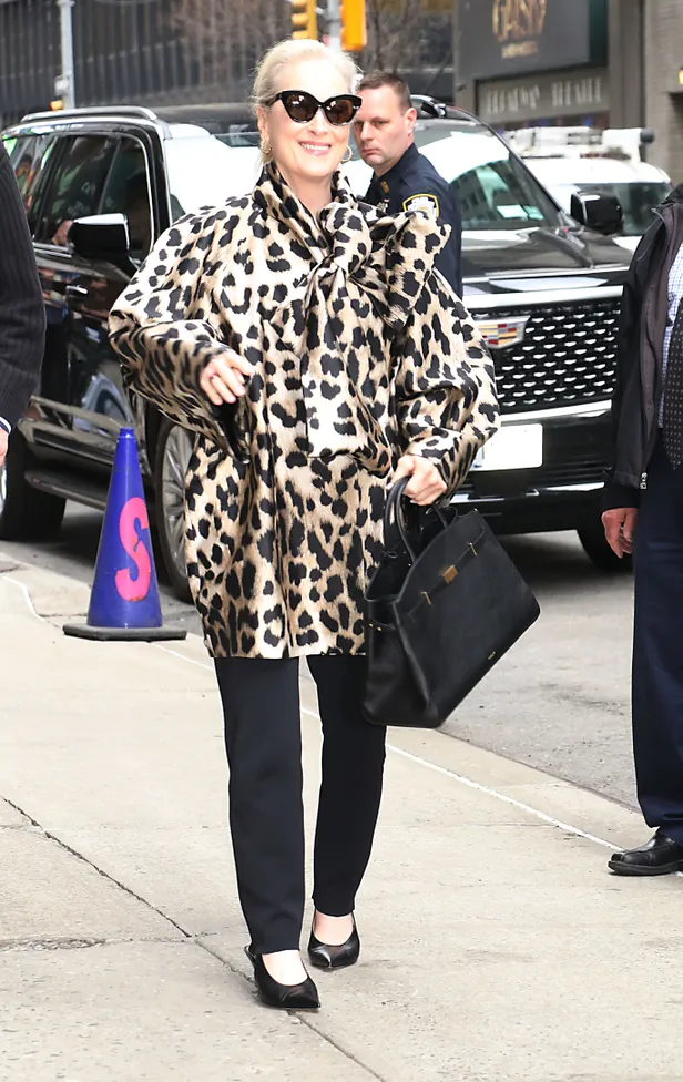 Meryl Streep in luipaardprint top van Givenchy als gast bij talkshow Stephen Colbert. 