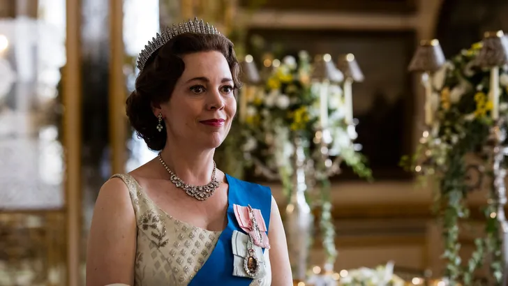 The Crown: 'Van de pruik van de Queen krijg je jeuk'