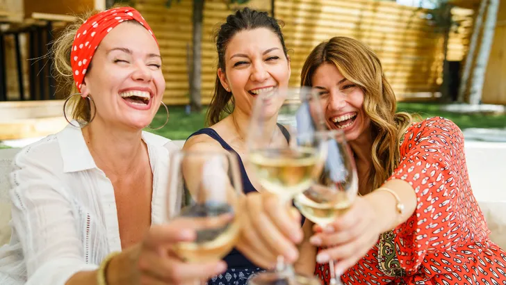 Dre vrouwen op zomer augustus