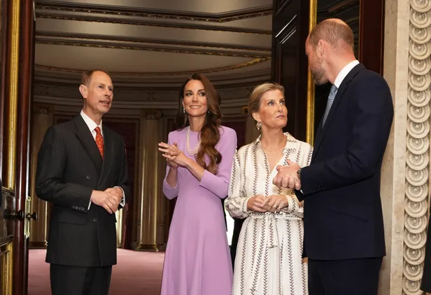 Naast William en Kate waren prins Edward en hertogin Sophie ook van de partij. Uiteraard gaven ook Charles, Camilla en Anne acte de présence, net als de Gloucesters, prinses Alexandra en de Duke of Kent. 