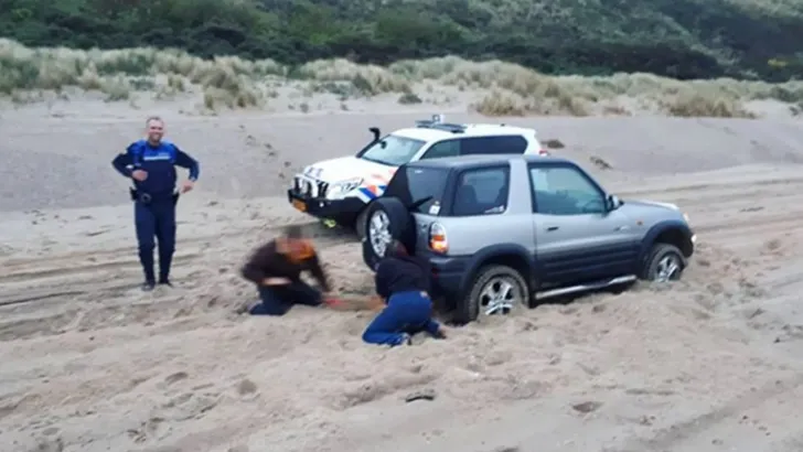'Pechvogels' stonden muurvast op strand Zoutelande