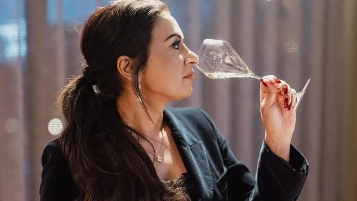 The Real Housewives van het Zuiden Annu proeft een champagne
