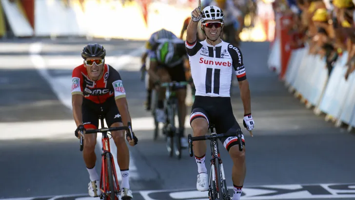 Matthews wint in Rodez: 'Twee jaar geleden hier met gebroken ribben, nu winnen is ongelooflijk'