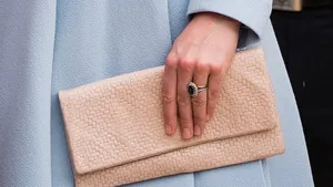 Bij de tijd met een clutch in je hand