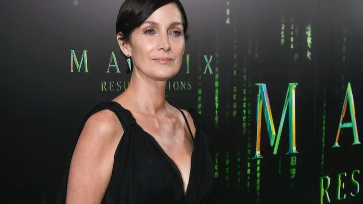 Carrie-Anne Moss (54) draagt Matrix de la Renta 