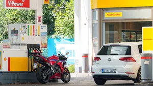 Veel motorrijders doen dit bij het tanken, maar het tankstation mag je ervoor weigeren