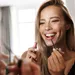 Vrouw doet lipgloss op.