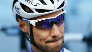 tom boonen kijkt pijnzend