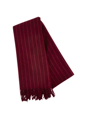 Voor €44,99 krijg je een sjaal die de winter opvrolijkt. De rode tint voelt warm en stijlvol.