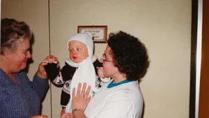 Het moment dat Peter werd overgedragen aan zijn adoptie- ouders.