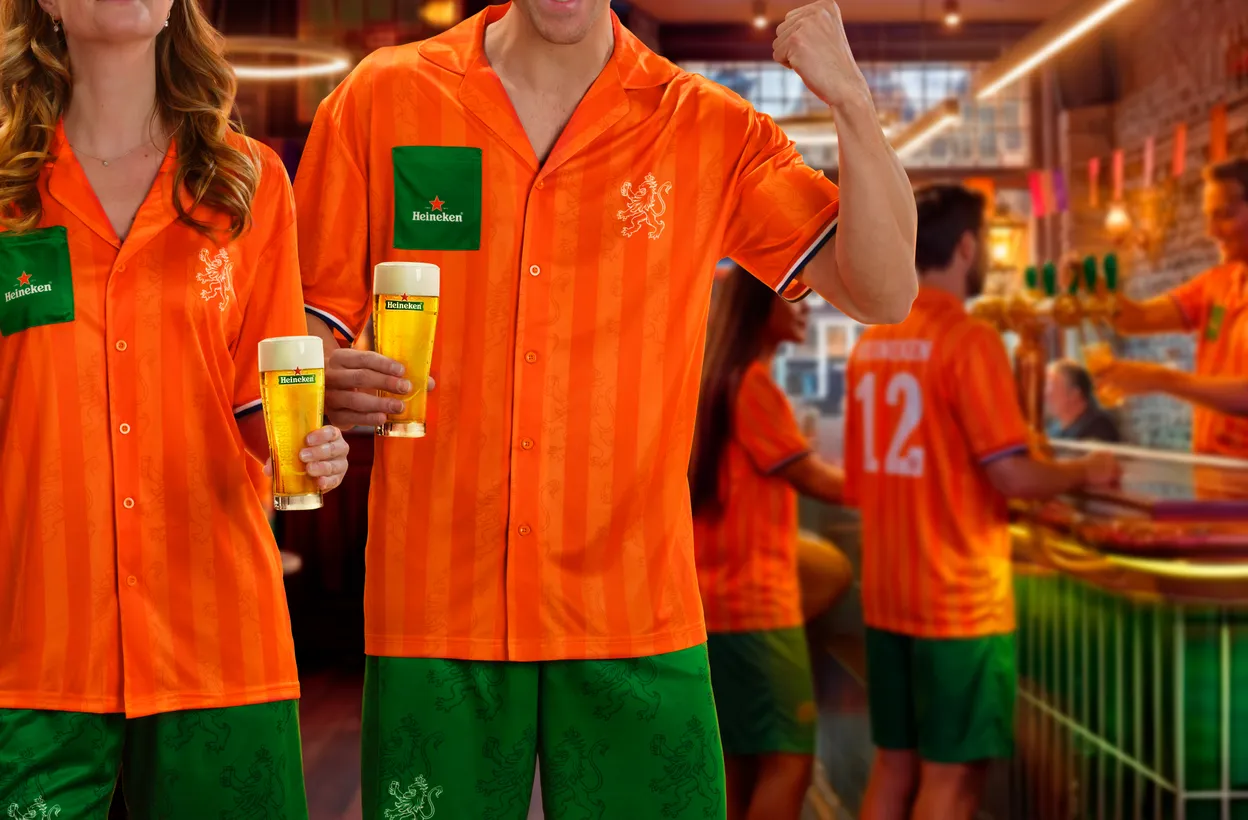 De Heineken Pilsjama is hét officiële supporters-uniform voor slaapkoppen en superfans.
