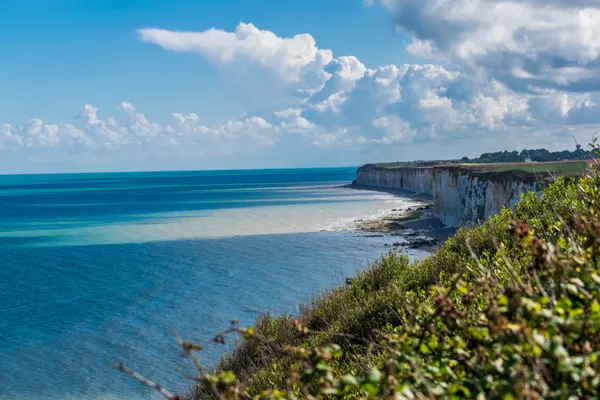 Klaar met de massa in Étretat? Dit verborgen dorp is nóg mooier en heerlijk rustig.