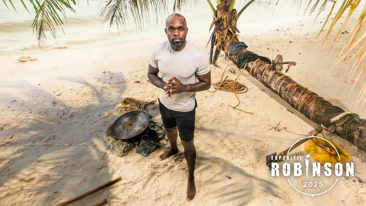 Kandidaatfoto van Churandy op het eiland van Expeditie Robinson.