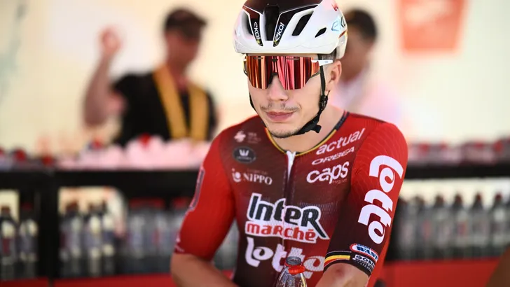 Arnaud De Lie kende na een ongelukkige Giro d'Italia ook een ongelukkige Tour de France. Toch geloven ze bij Lotto-Intermarché in een goed voorjaar voor hun kopman.