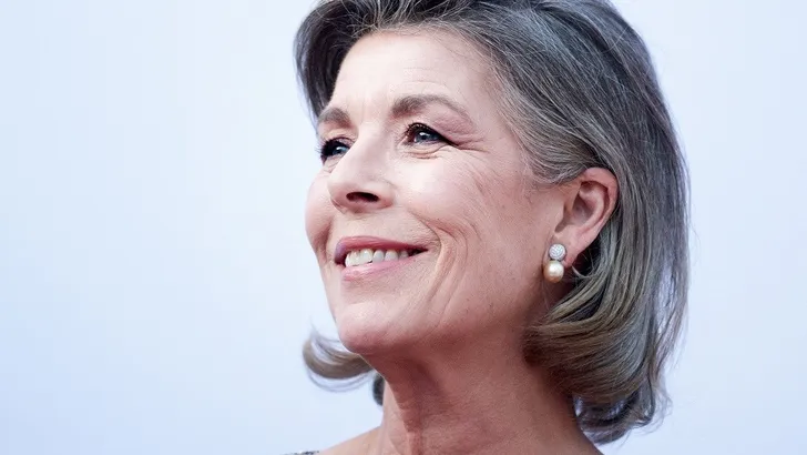 Prinses Caroline is zelfs chic in zomers… bruin! 