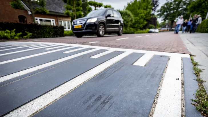 Remmen vòòr de drempel of erop? De fout die bijna iedereen maakt en je schokdempers verpest